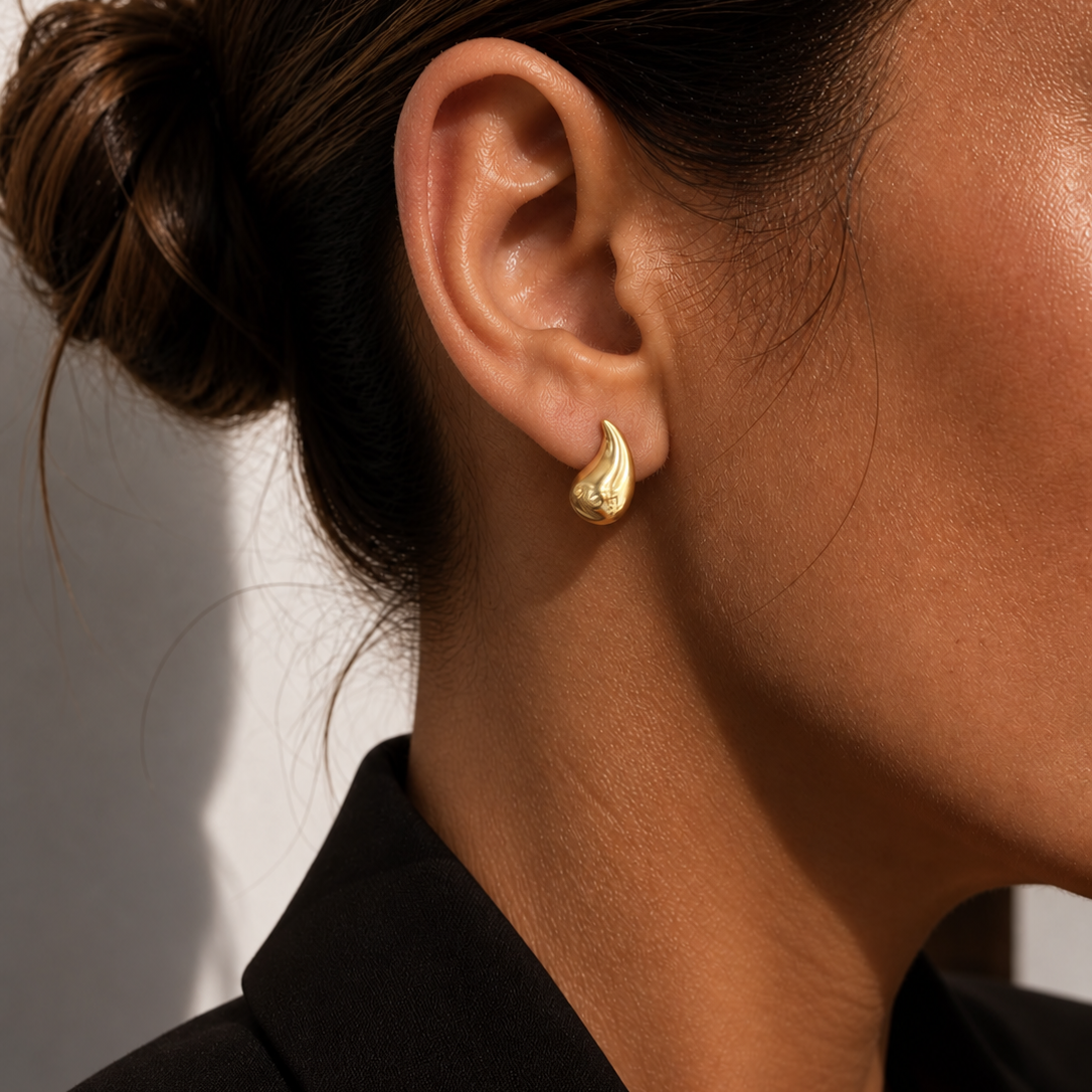 Teardrop gold earrings