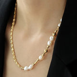 Staccato pearl necklace